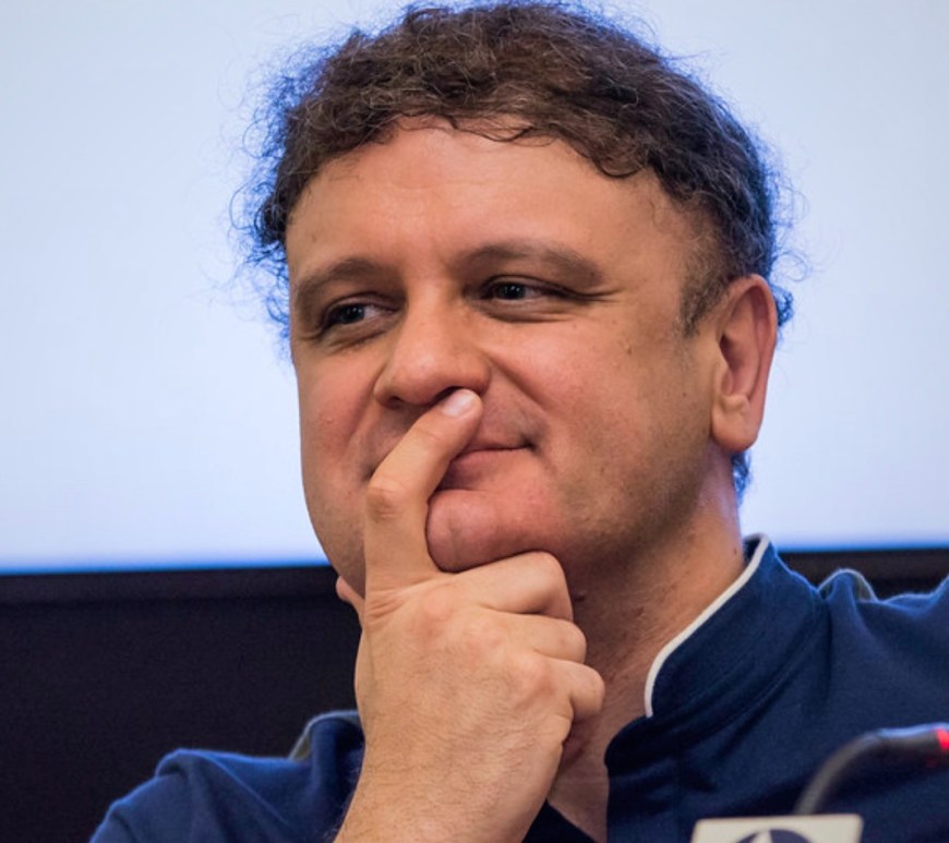 El filósofo Miguel Ángel Quintana Paz en actitud reflexiva