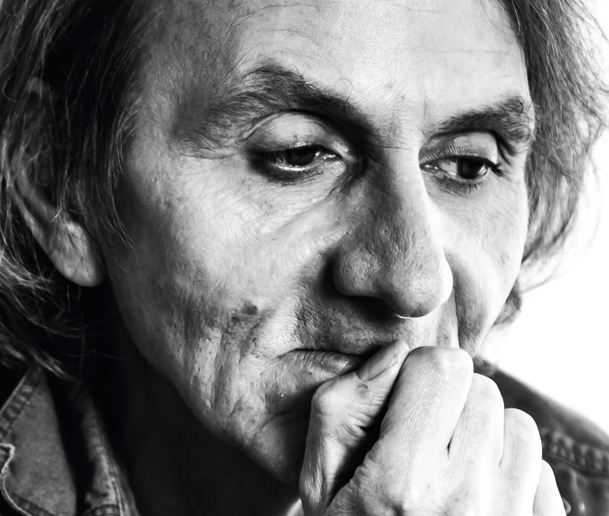 Michel Houellebecq en actitud reflexiva